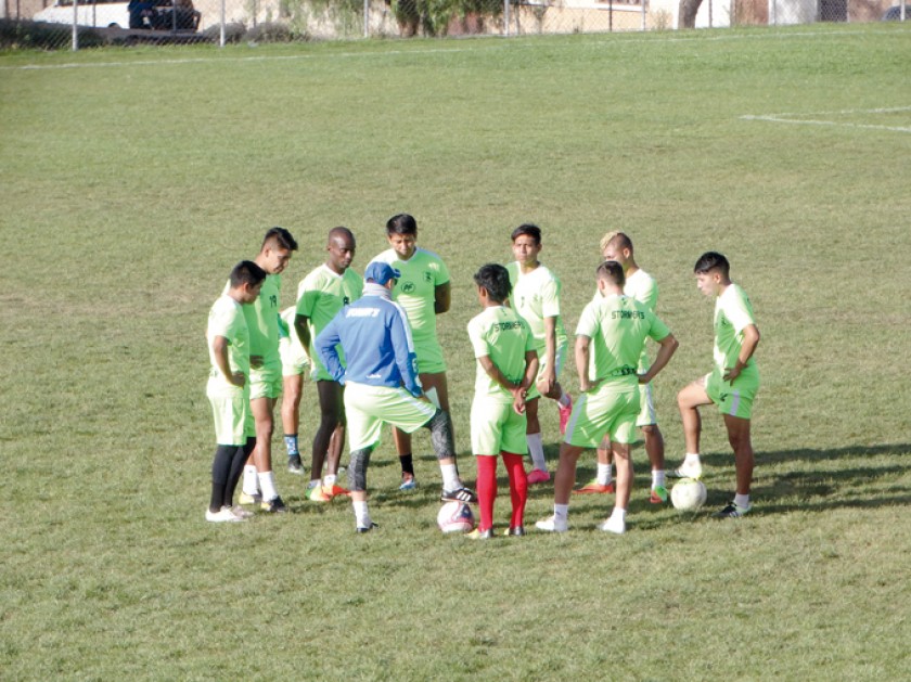 El Decano trabajó ayer en doble turno. Por la tarde hizo fútbol en la cancha auxiliar del estadio Patria.