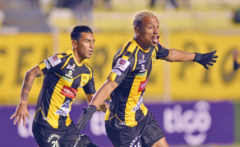 El colombiano Jair Reinoso celebra el segundo gol de The Strongest anoche, en el estadio Hernando Siles.