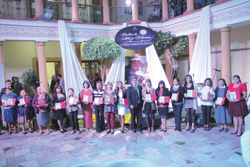 FELICITACIÓN. El grupo de féminas homenajeadas con una plaqueta especial, anoche en la Casa municipal de Cultura