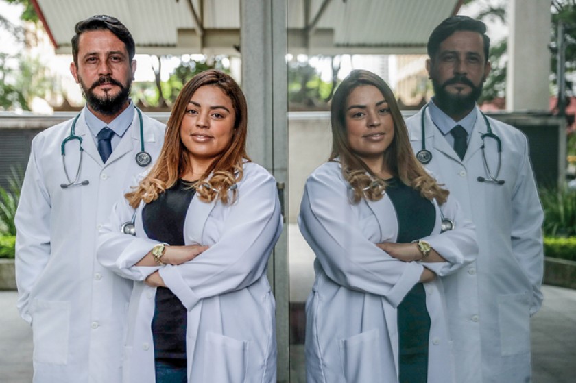 ARGENTINA. Una pareja de médicos brasileños formada en Buenos Aires y que alista maletas para volver a su territorio.