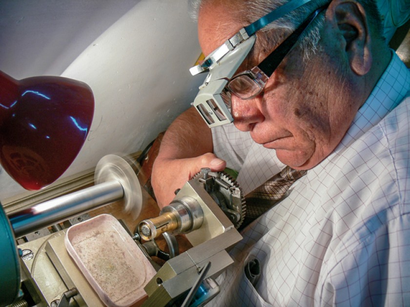 Julio Lora prueba su máquina facetadora y diamantadora; esta foto fue tomada hace ocho años en la Joyería y Relojería “A