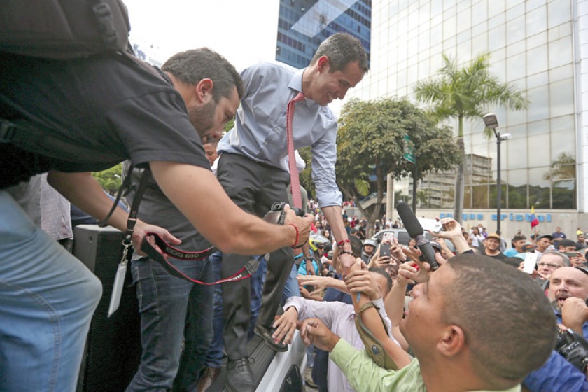PROTESTA. El líder opositor Juan Guaidó, durante la movilización contra Nicolás Maduro por el apagón eléctrico en Venezu
