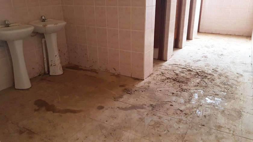 DEFICIENCIA: En temporada de lluvias, el agua y lodo ingresa a la planta baja de la unidad educativa Tomás Katari.