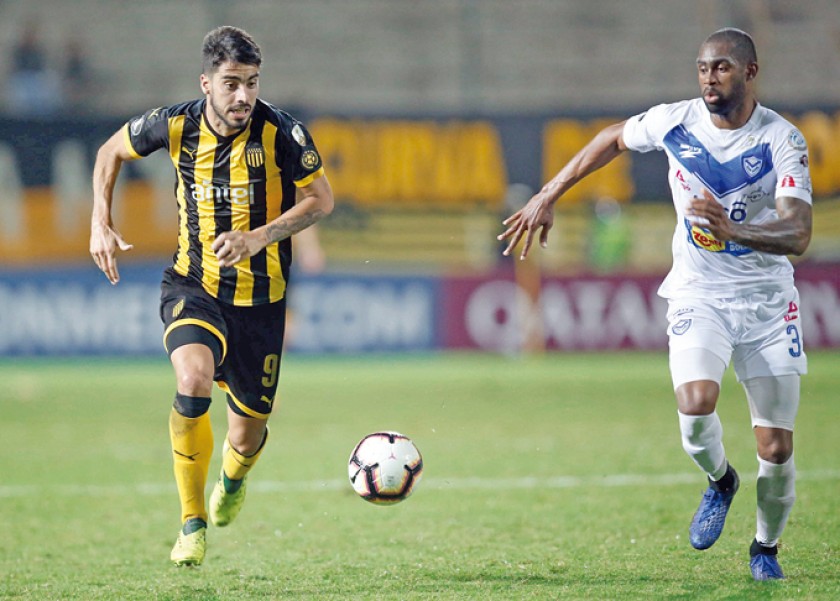 El jugador de Peñarol Gastón Rodríguez (i) disputa un balón con César Mena de San José durante el partido jugado ayer.
