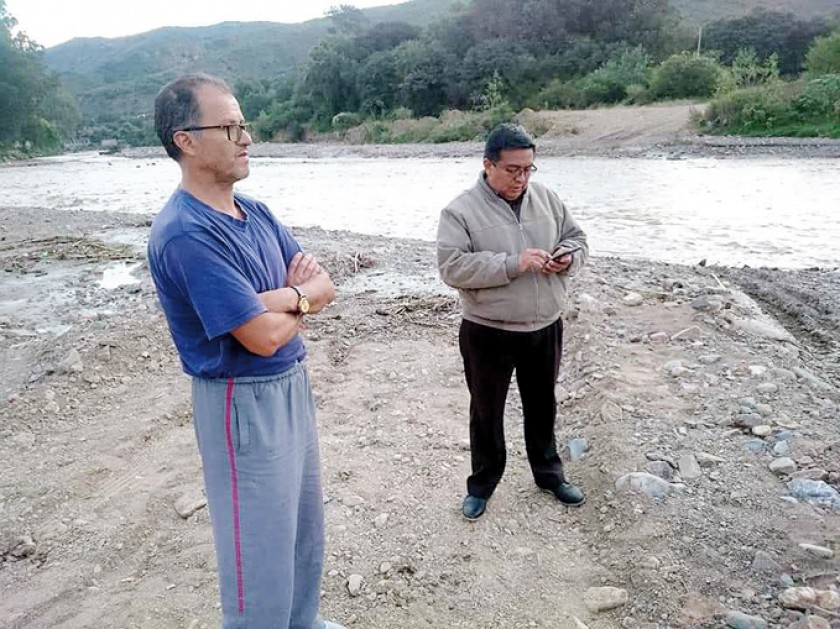 El presidente de la ACHF Oscar Loredo (i), durante la inspección ayer de la crecida de río en Yotala.
