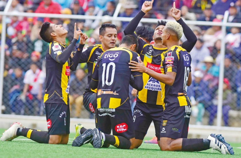 Los jugadores de The Strongest celebran uno de los goles convertidos en el estadio Municipal de Villa Ingenio.