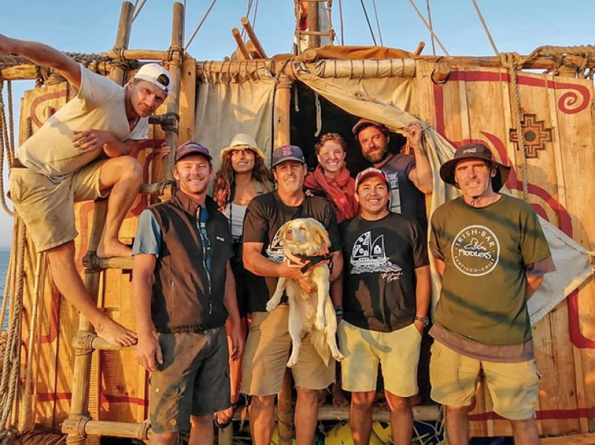 Arica. Miembros de la tripulación del Viracocha III minutos antes de tomar las aguas del Océano Pacífico. Junto con ello