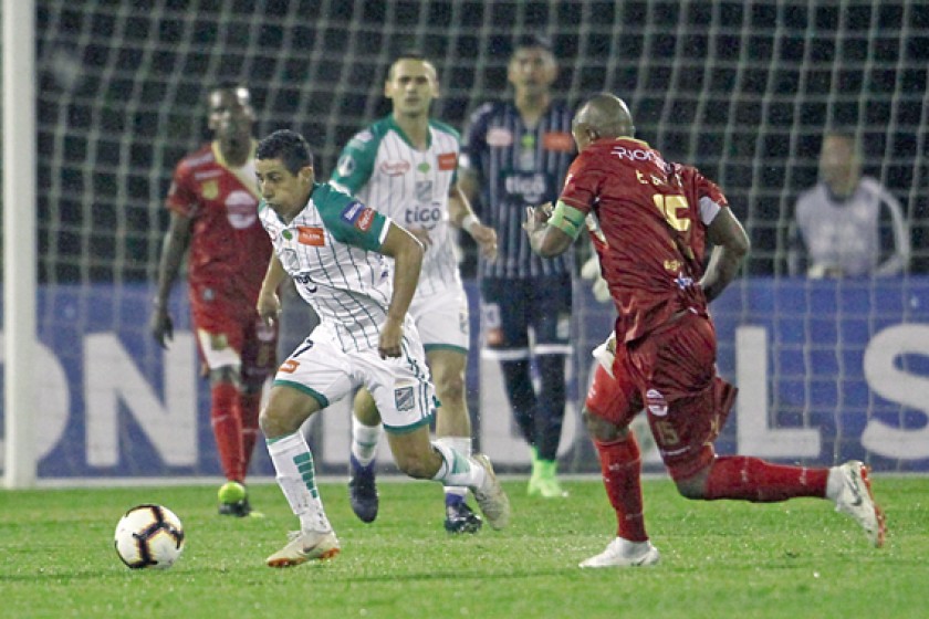 Una jugada del partido disputado anoche en el estadio Alberto Grisales, de Río Negro. Oriente cosechó un valioso empate