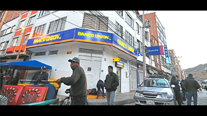 VULNERABLES. Sustrajeron dinero de cuatro cajeros automáticos del Banco Unión entre agosto de 2015 y marzo de 2016.