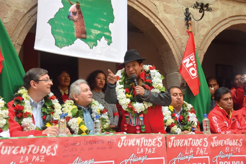 ELECCIONES. El acuerdo político sellado ayer entre los diputados Quispe y Santamaría con la alianza "Bolivia dice no".