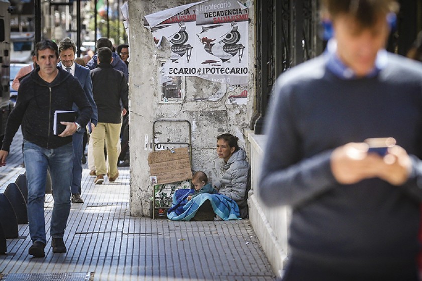 La economía de Argentina cayó el año pasado un 2.5% afectada por una crisis que estalló en abril de 2018. efe