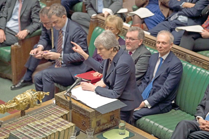 DIVISIÓN. La primera ministra británica, Theresa May, habla en la Cámara de los Comunes británica en Westminster, durant