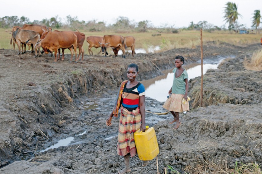 INSALUBRE. Varias mujeres desplazadas tras el paso del ciclón Idai recogen agua en Sofala (Mozambique), donde comenzaron