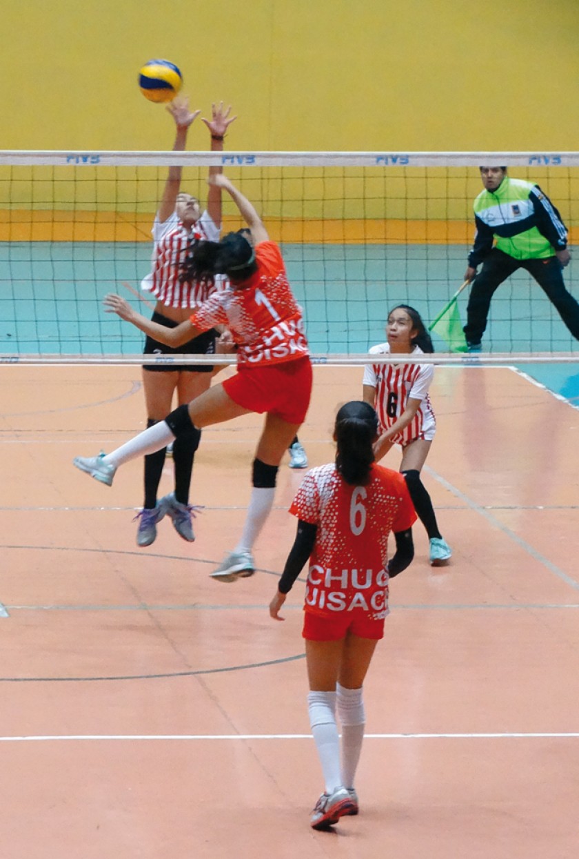 Una imagen del duelo de anoche entre las chuquisaqueñas y las tarijeñas en el coliseo Jorge Revilla Aldana.