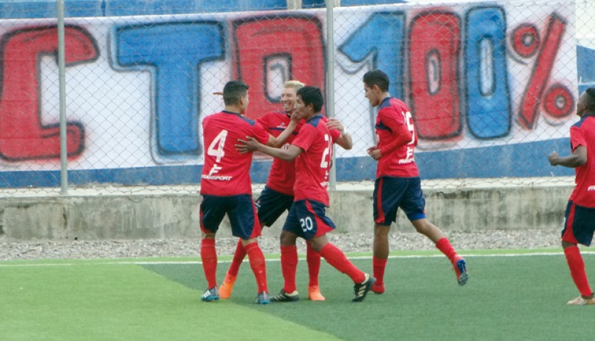 El mediocampista de Universitario Gary Saldías (c), celebra uno de sus goles junto a sus compañeros en el estadio munici