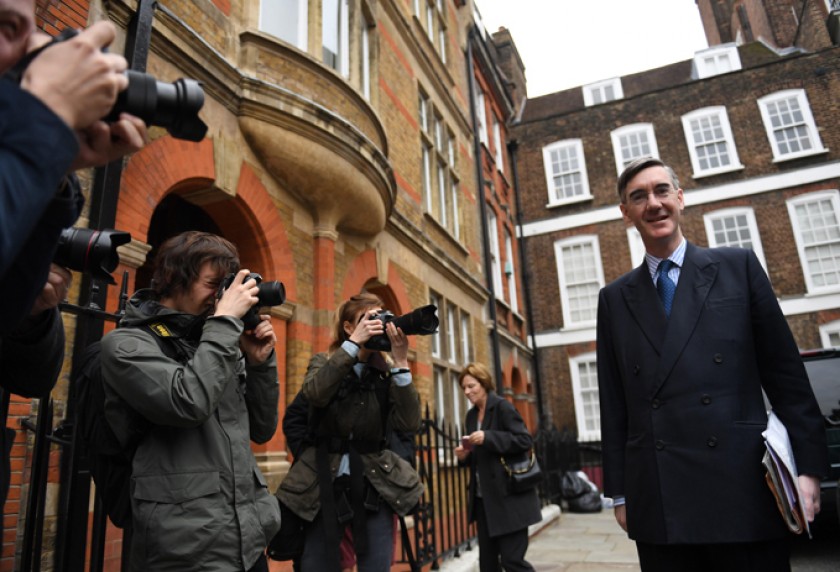 OPOSICIÓN. El diputado conservador del Parlamento británico Jacob Rees-Mong (d), líder del sector más euroescéptico de l