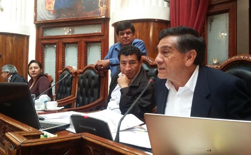 El ministro de Obras Públicas, Oscar Coca, respondió a 11 preguntas planteadas por Piérola. Foto: Diputados