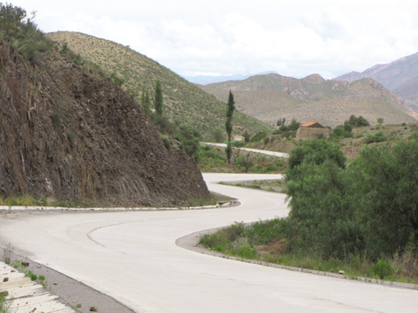 INFRAESTUCTURA. Una imagen de la carretera de Los Libertadores que une a los departamentos de Chuquisaca y Potosí