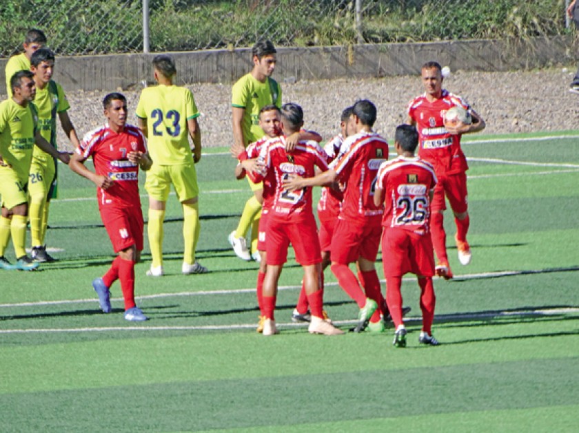 Uno de los ataques de Independiente durante su encuentro frente a Alianza Sur en el estadio Lourdes de Yotala.
