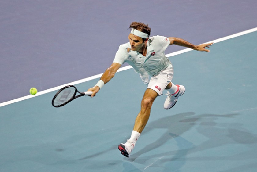 Roger Federer en una acción contra el canadiense Denis Shapovalov durante la semifinal del abierto de Miami.