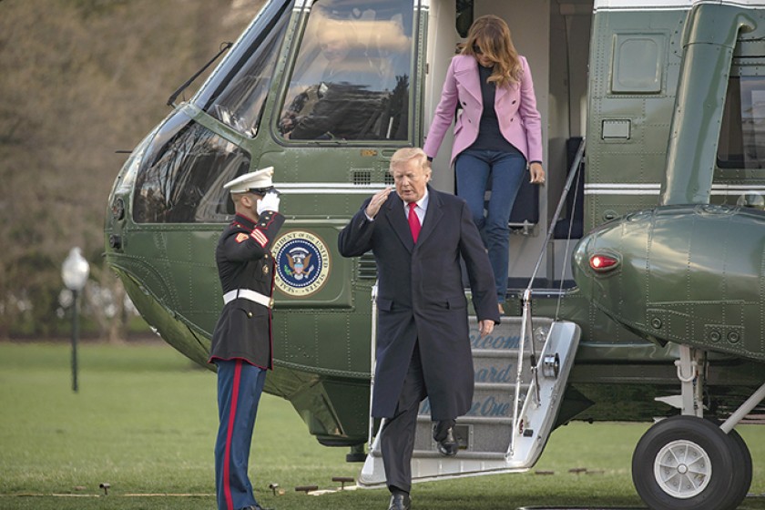 WASHINGTON. El presidente de EEUU, Donald Trump, y la primera dama, descienden del helicóptero en el jardín sur de la Ca