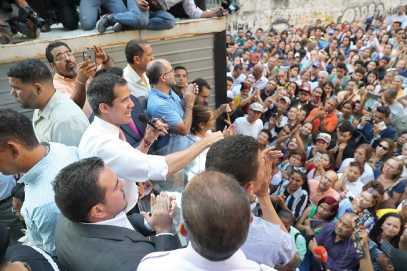 CRISIS. El opositor Juan Guaidó (i) habla durante un acto público en Caracas después de que el Tribunal Supremo emitiera