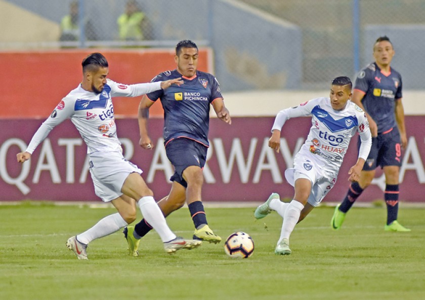 El delantero de San José Rodrigo Ramallo (i) durante el compromiso jugado anoche en el estadio Jesús Bermúdez.