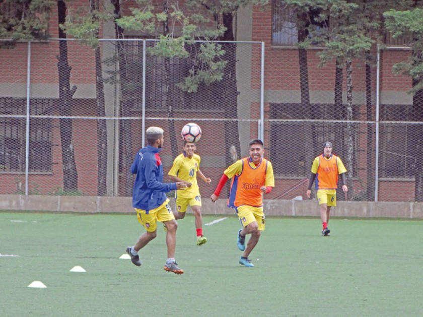 El mediocampista colombiano Esteban Ángel (i), durante el entrenamiento desarrollado ayer, en la cancha del ex Seminario