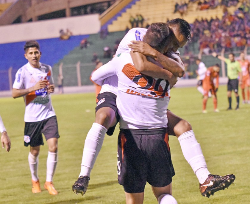 El chuquisaqueño Saúl Torres celebra uno de los goles anotados por Vladimir Castellón.
