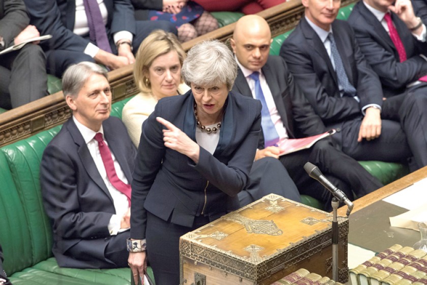 NEGOCIACIONES. Theresa May (c) durante su intervención en la Cámara de los Comunes británica, ayer en Londres.