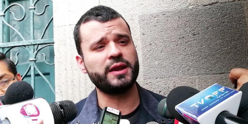Decisión. El ministro Manuel Canelas en contacto con periodistas.