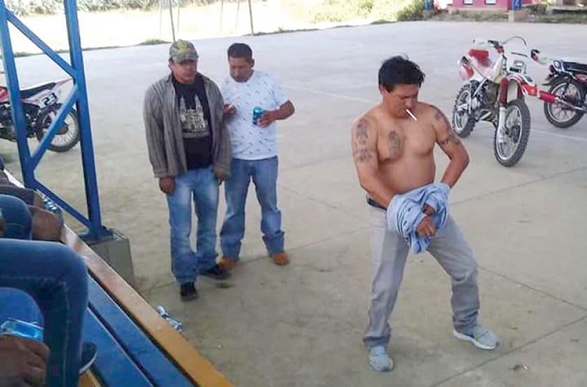 PUNATA. Un concejal baila semidesnudo.