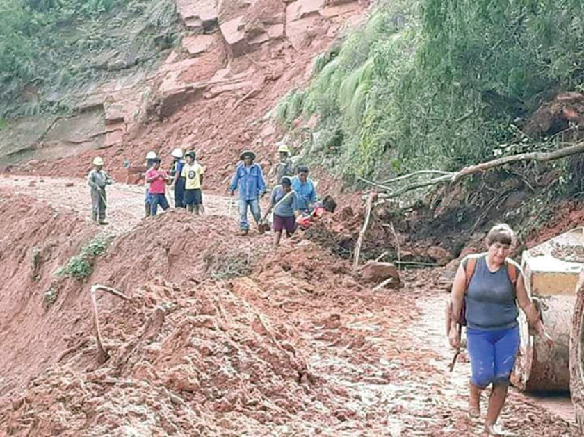 CARRETERA. Los pasajeros tardaron más de 48 horas en llegar de Sucre a Monteagudo, e hicieron algunos tramos a pie.