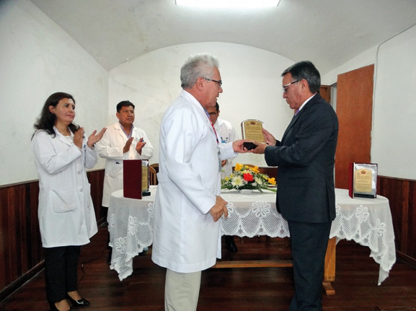 Oscar Puente (d) recibe el reconocimiento  de su hermano Marcelo Puente.