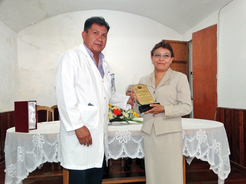 Oswaldo Enríquez en el momento  de la distinción a Betty Uzeda.