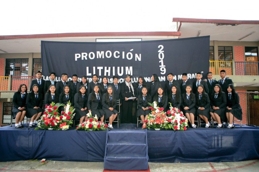 Promoción LITHIUM junto a su profesora guía Mery Calizaya.