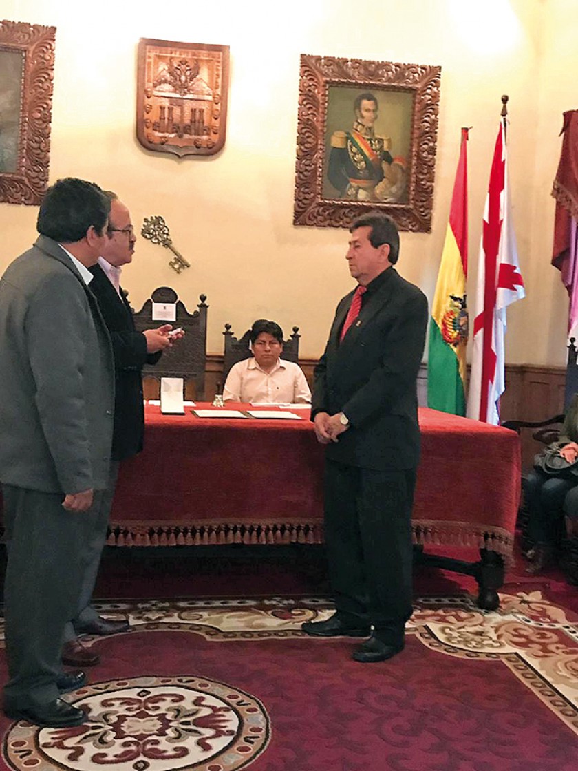El momento de la entrega de la medalla a cargo  del presidente a.i. del Concejo Municipal.