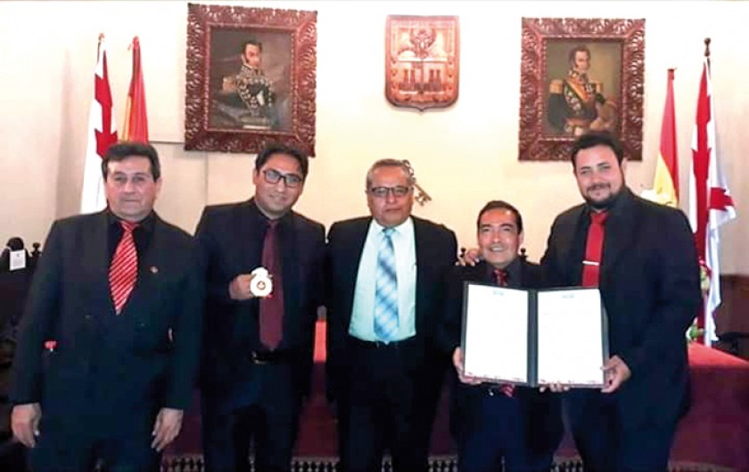 Los actuales integrantes del grupo junto a Edgar Aramayo, ex integrante  y fundador del grupo.