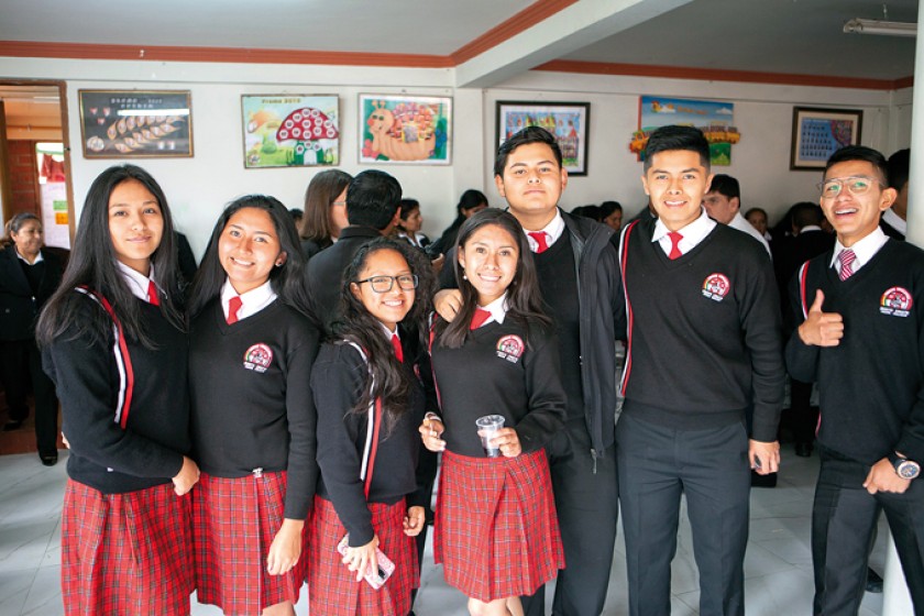 Daniela Arrieta, Ivana Quintasi, Sara Nina, Carol Castro, Joel Serrudo,  Mauricio Llanos y Diego Sánchez.