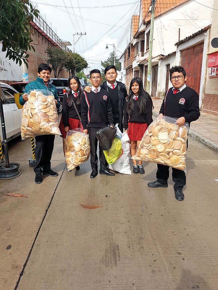 Representantes de la pre promoción entregaron el aporte anual a la penitenciaría San Roque.