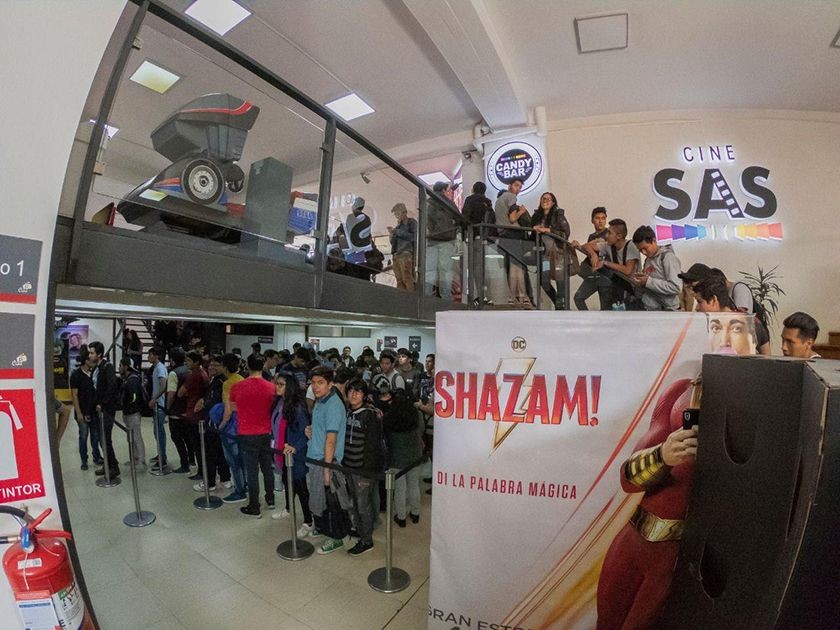 Cientos buscan entradas para el estreno de Avengers: Endgame en el cine SAS de Sucre. FOTO: Carlos Rodríguez