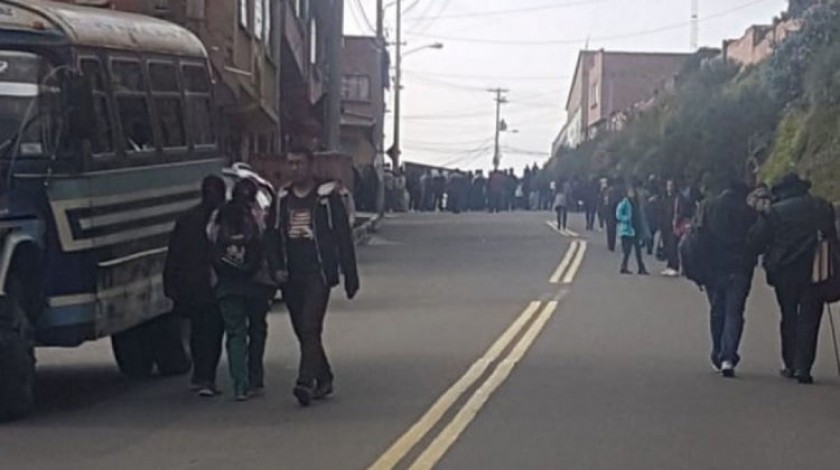 El enfrentamiento entre los choferes en El Alto. FOTO: Radio Éxito