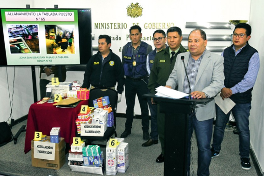 DELITO. El ministro de GobierCarlos Romero, durante la presentación de los medicamentos decomisados en los operativo