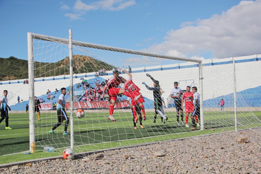 Independiente consiguió el primer gol del partido a través del cabezazo de Juan Godoy (9), ante la salida del arquero