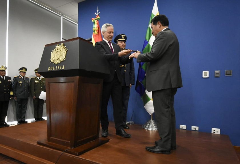 El traspaso del mando presidencial de manera interina a Víctor Borda, presidente de la Cámara de Diputados. FOTO: ABI