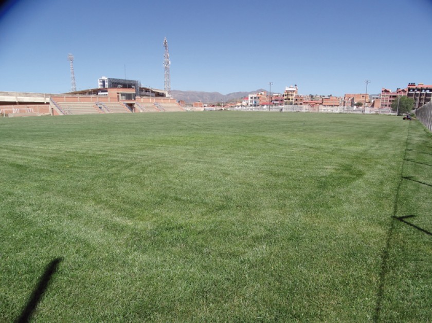 El óvalo del estadio Patria está en condiciones para recibir los partidos de la Primera A; al lado, las autoridades anun