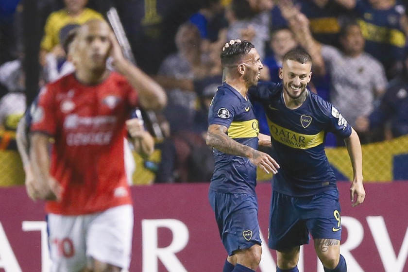 Darío Bendetto (d) y Carlos Tévez celebran el segundo gol de Boca Juniors anoche, sobre Wilstermann, en La Bombonera.