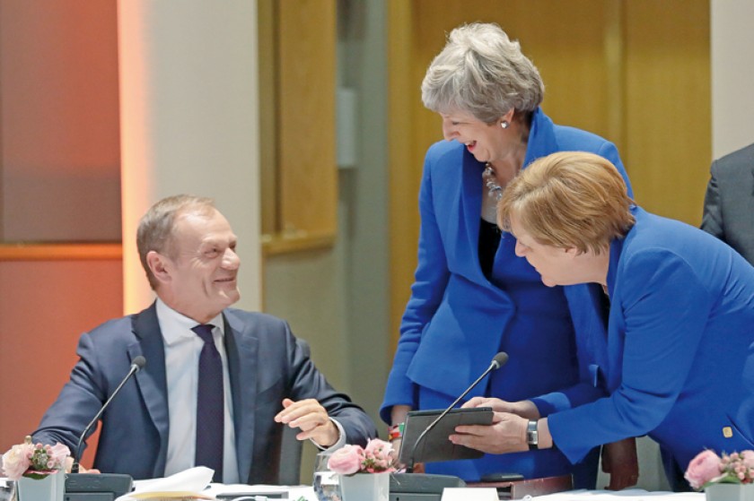 CUMBRE. Angela Merkel (d), la primera ministra británica, Theresa May (2d), y el presidente del Consejo Europeo, Donald