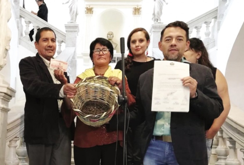 ECONOMÍA. Legisladores de oposición invitaron al ministro Luis Arce a hacer compras en un mercado de La Paz.