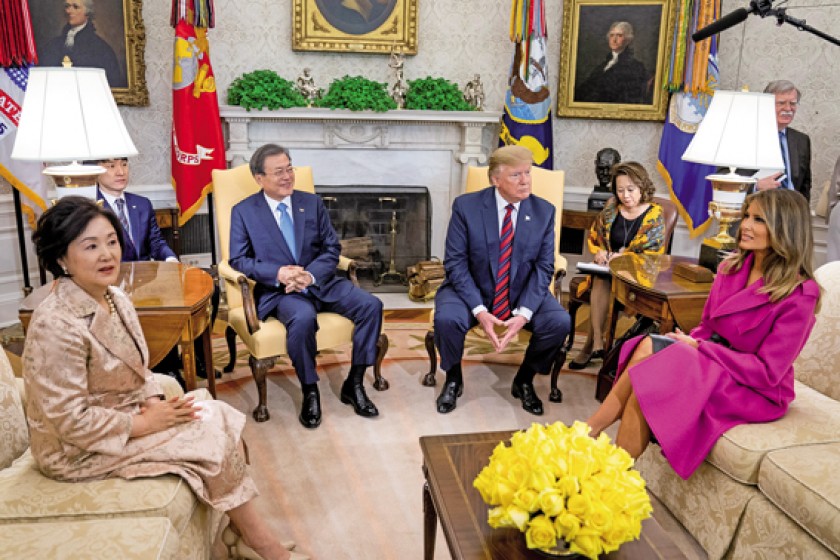 REUNIÓN. Donald J. Trump y la primera dama, Melania Trump (d), reciben al presidente surcoreano, Moon Jae-in